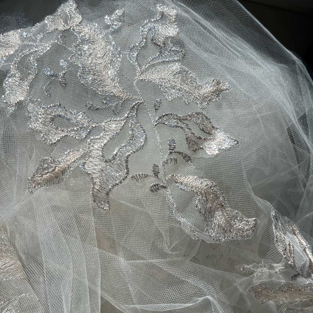 David’s Bridal dark ivory cathedral veil - Picture 5 of 6
